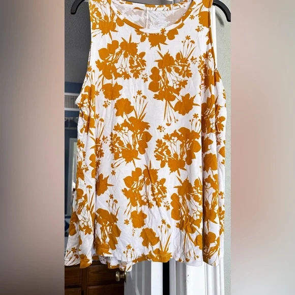 Apt 9 , size XXL swing tank, like new, white with gold/yellow flowers - Picture 1 of 3